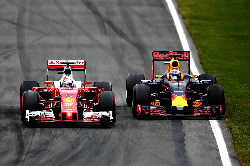 Daniel Ricciardo, Red Bull Racing RB12 en Sebastian Vettel, Ferrari SF16-H