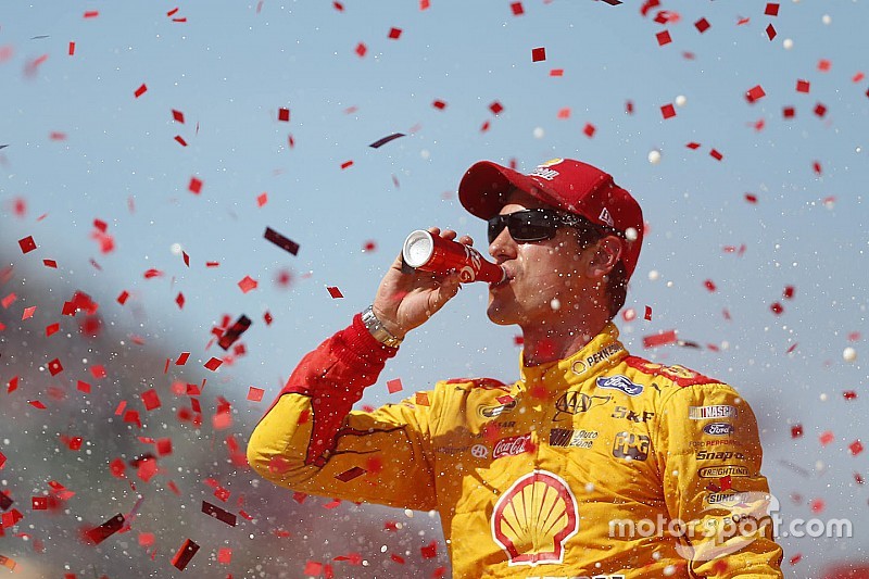 Le vainqueur Joey Logano, Team Penske Ford