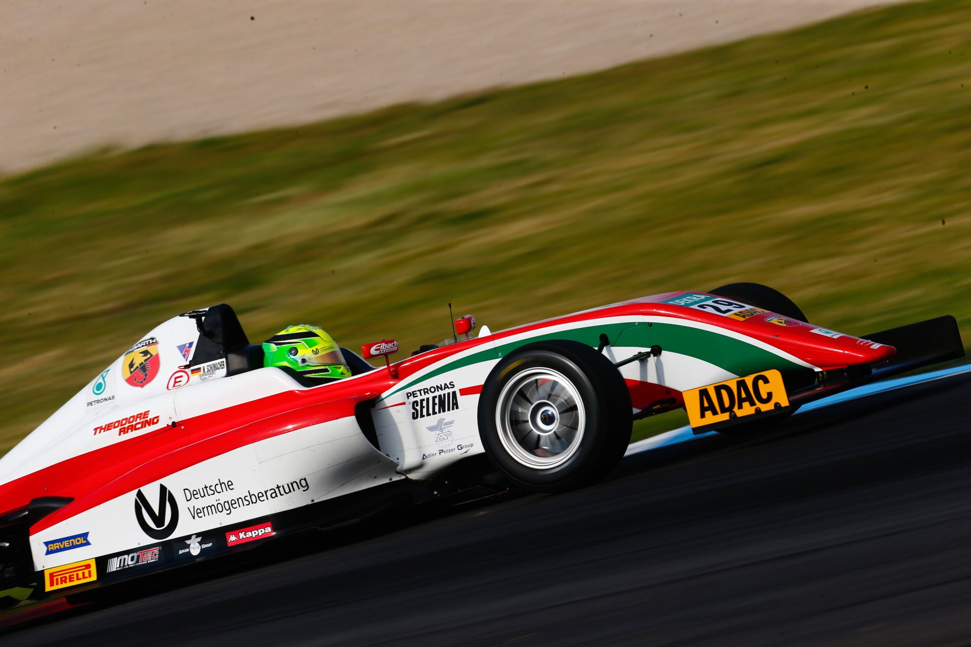 Nem sikerült a triplázás, de így is csökkentette a hátrányát Mick Schumacher