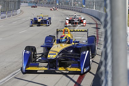 Formula E: videón Buemi balesete Long Beach-en