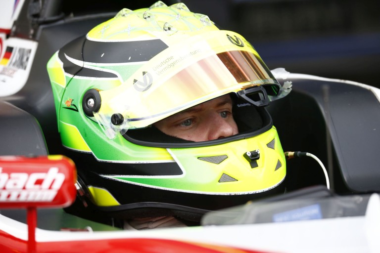 Szenzáció: Schumacher fia rögtön megnyerte az első olasz F4-es versenyét
