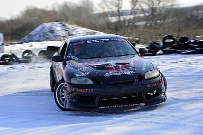 Biggy : Driftautóval a szlalompályán