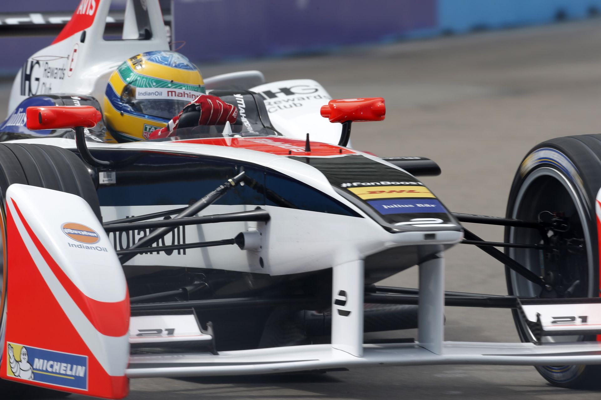 Formula E: Senna durván nekikente a falnak a gépet