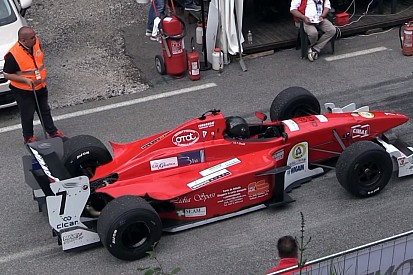 Maga a mennyország: iszonyat durva Formula 3000-es autók a hegyekben