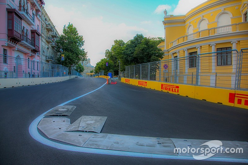 Hamilton niet enthousiast: "Net zo breed als een snelweg!"