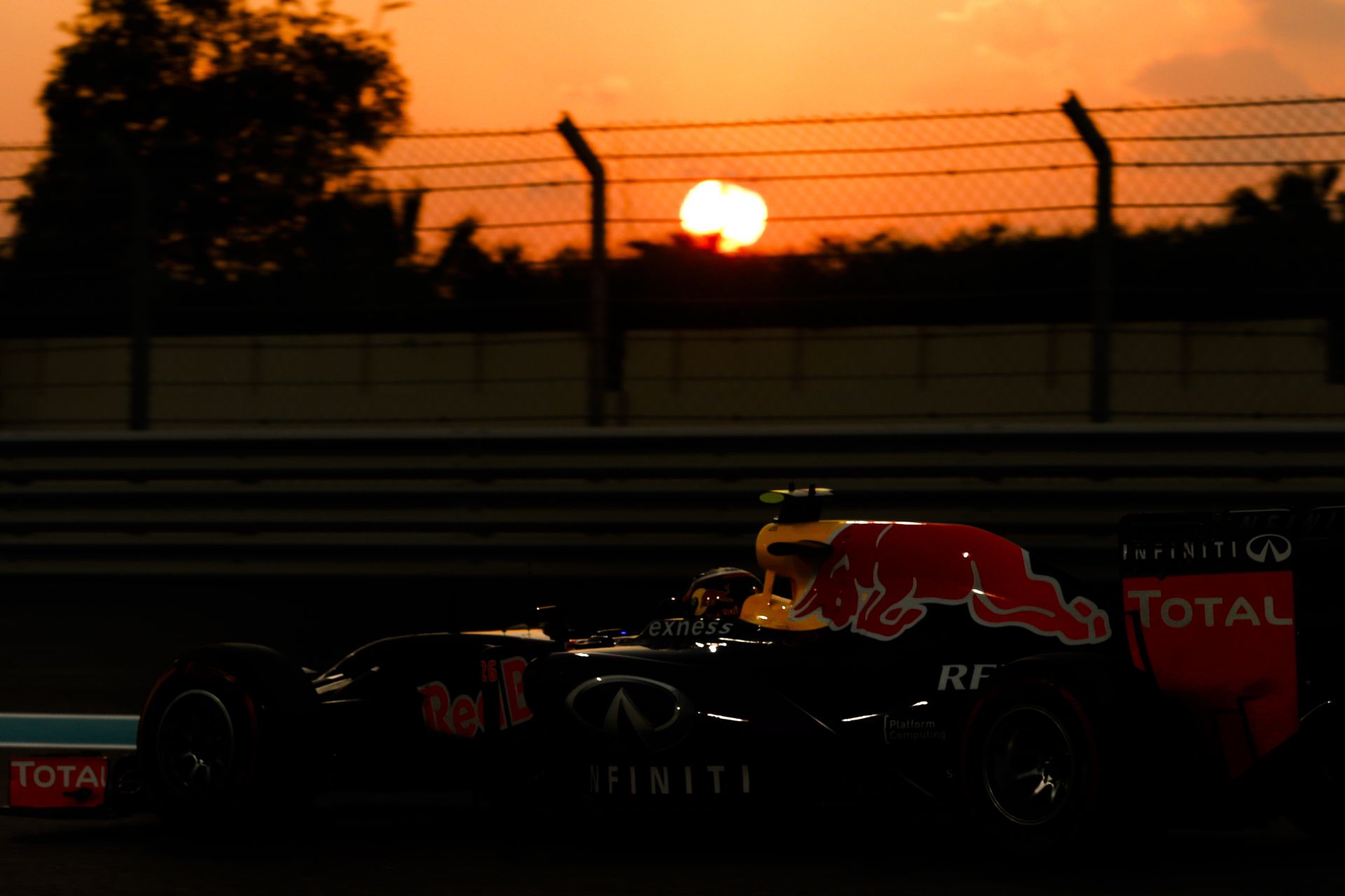 Vicces baleset a GP2-ben: Sean Galeal nekiment a falnak a boxutca kijáratában