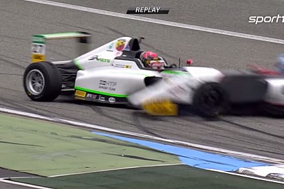 Egy nagyon durva baleset a Formula-4-ben: halálfélelem, majd leszakad a versenygép hátulja