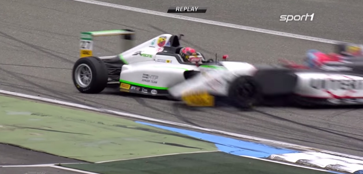 Egy nagyon durva baleset a Formula-4-ben: halálfélelem, majd leszakad a versenygép hátulja