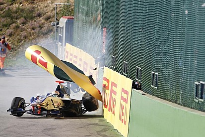Groteszk baleset a GP3-ban: "áldozatot szedett" a letört kerék