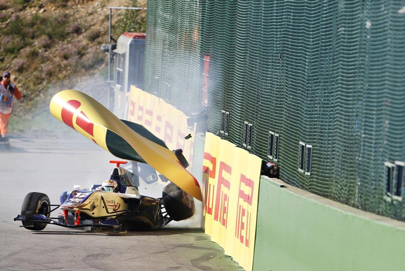 Groteszk baleset a GP3-ban: "áldozatot szedett" a letört kerék