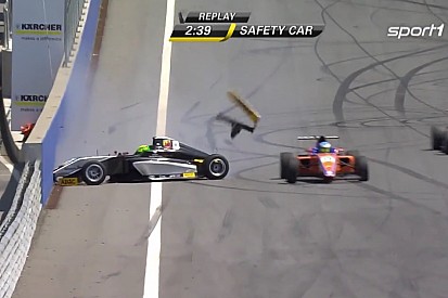 Schumacher fiát nekikenték a falnak