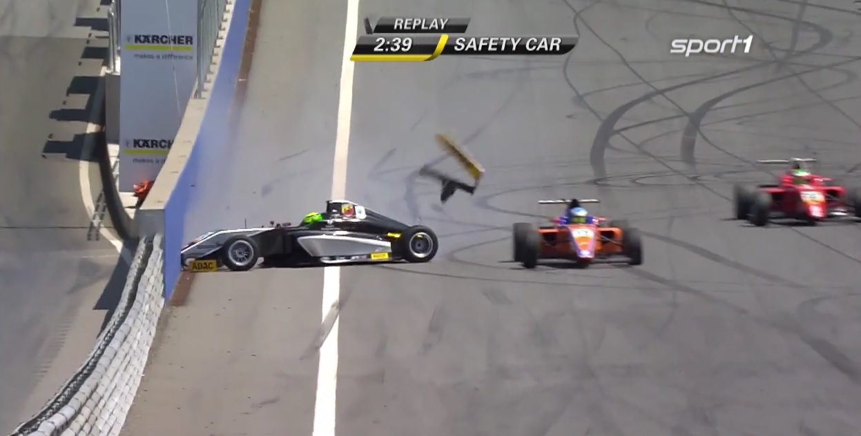 Schumacher fiát nekikenték a falnak