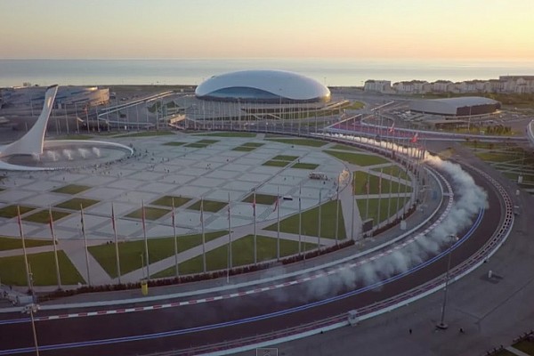 Így kell végigdriftelni a 3-as kanyart Szocsiban: erre alkalmasabb, mint F1-futamra?