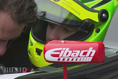 Hivatalos videón Michael Schumacher fia, ahogy pályára gurul a Formula 4-ben
