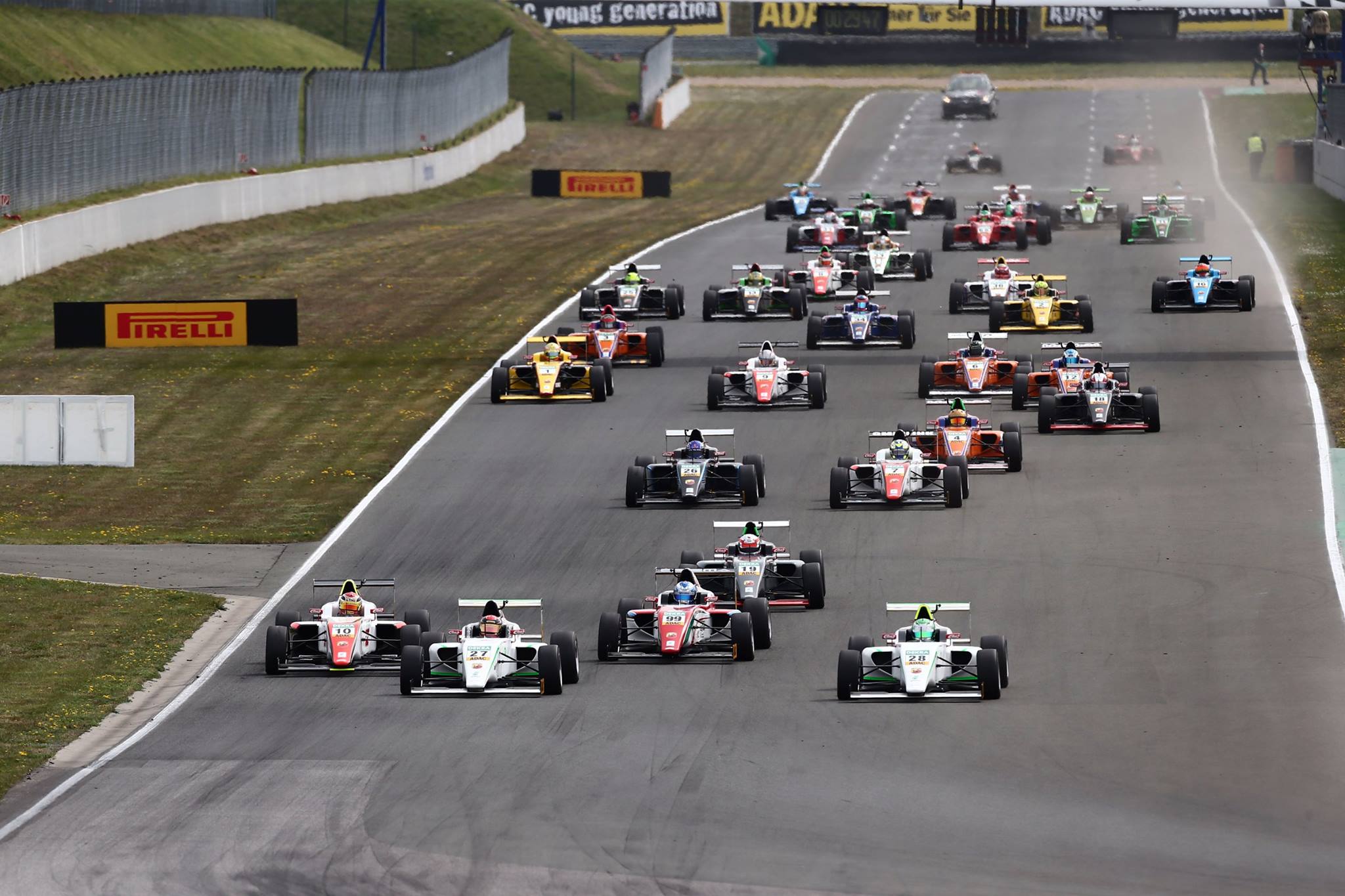 Történelmi pillanat: Schumacher fia megszerezte élete első győzelmét a Formula 4-ben