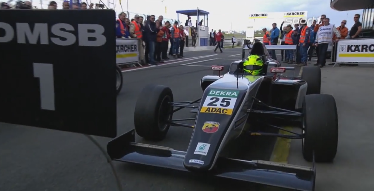Mick Schumacher: Videón a hétszeres világbajnok legenda fiának első nagy győzelme!