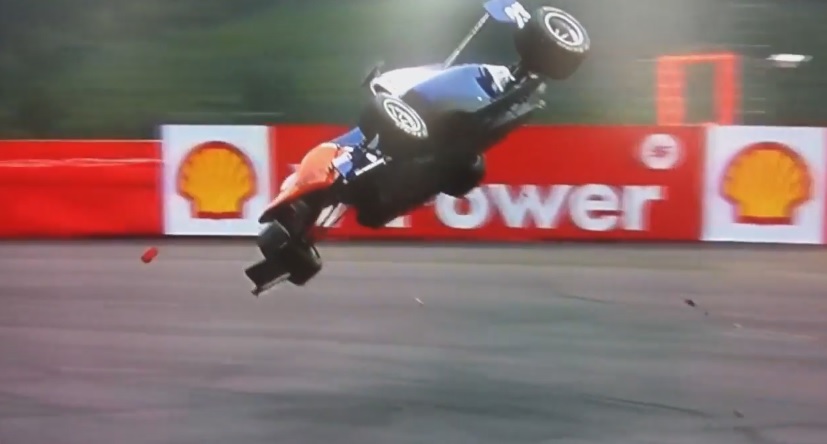 Videón az év egyik legnagyobb bukása a motorsportban: Belgiumban repült hatalmasat a versenyző