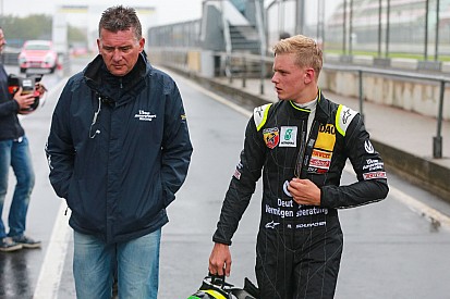 Corinna és Gina Schumacher a helyszínen szorított Micknek az ADAC Formula 4 hétvégéjén