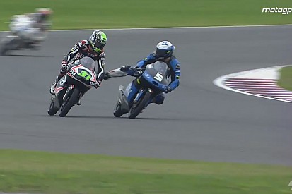 Egészen hihetetlen jelenetek a Moto3-as kategóriában: Le akarta rúgni a motorról menet közben