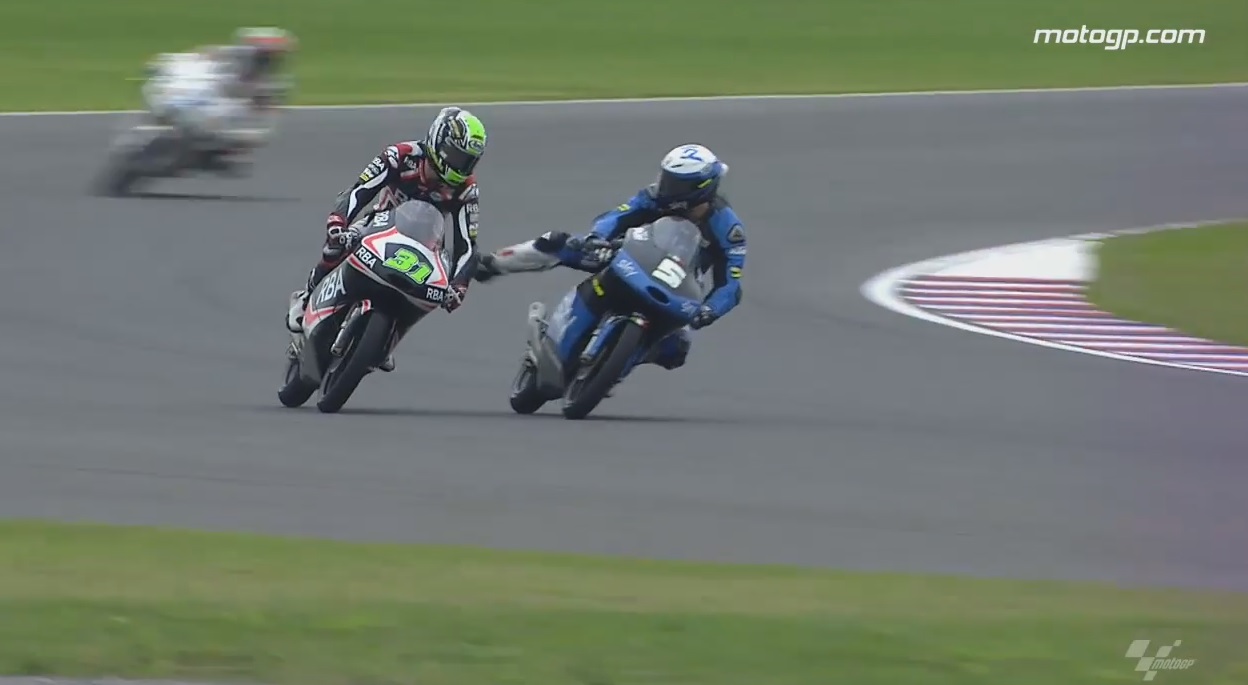 Egészen hihetetlen jelenetek a Moto3-as kategóriában: Le akarta rúgni a motorról menet közben