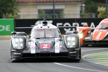 Porsche 1-2 tijdens vrije training voor 24 uur van Le Mans