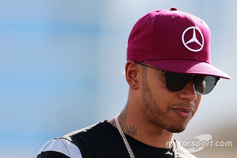 Hamilton: "Caminar la pista no aporta nada"