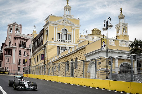Dominante, Hamilton comanda 1-2 da Mercedes; Massa &eacute; 16&ordm;