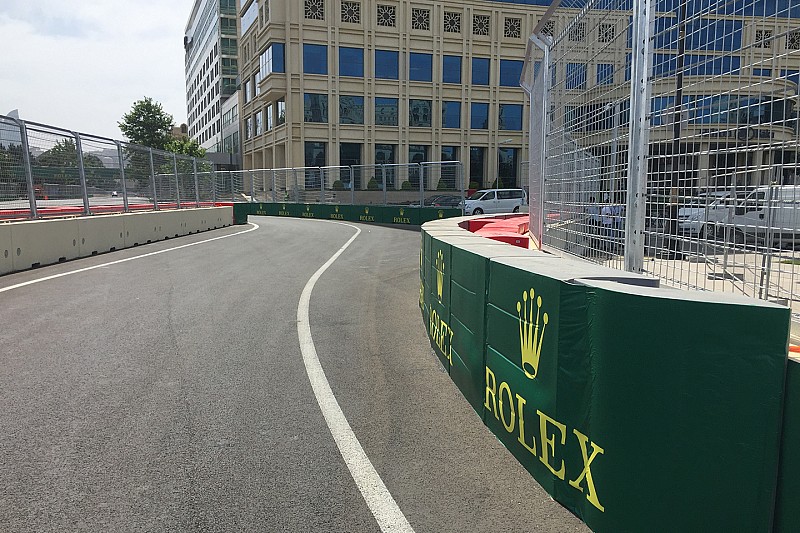 FIA、バクーの縁石&ピットレーンを変更