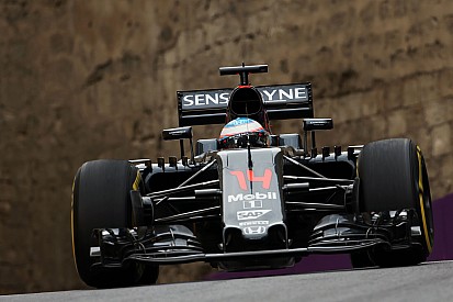 "McLaren verliest al acht tienden op het rechte stuk", stelt Alonso