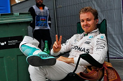 Rosberg renueva dos años