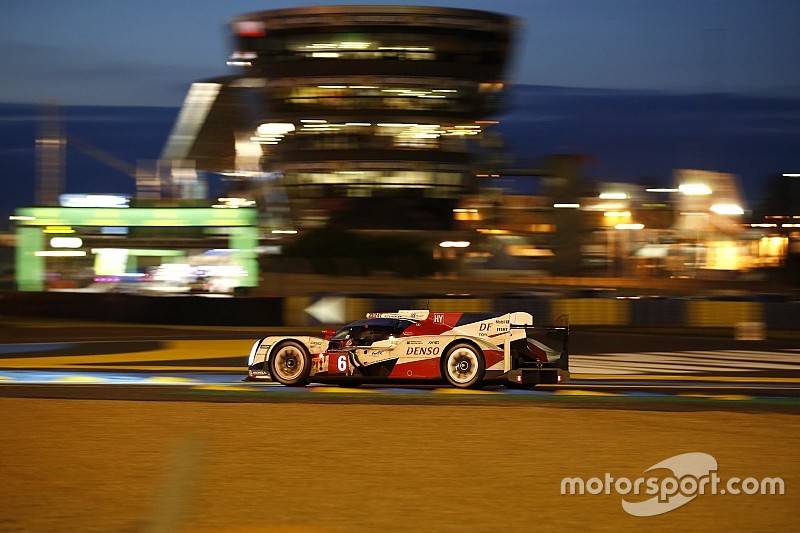 Toyota leidt de dans halverwege 84e 24 uur van Le Mans
