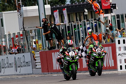 Jonathan Rea feiert Misano-Doppel