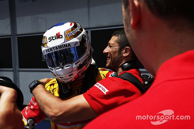 GP2 Baku: Giovinazzi wint chaotische sprintrace vol crashes