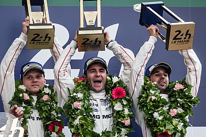 Bizarre finish 24 uur van Le Mans: Toyota schenkt zege op valreep aan Porsche