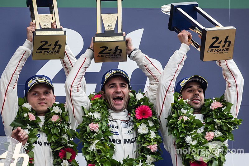 LMP1 podium: klasse en overall winnaars #2 Porsche Team Porsche 919 Hybrid: Romain Dumas, Neel Jani,