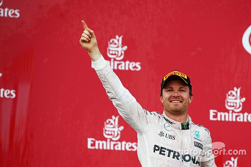 Podio: ganador de la carrera Nico Rosberg, Mercedes AMG F1 celebra