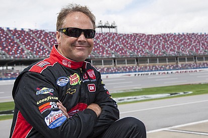 Três homens são presos por espancarem piloto da Nascar