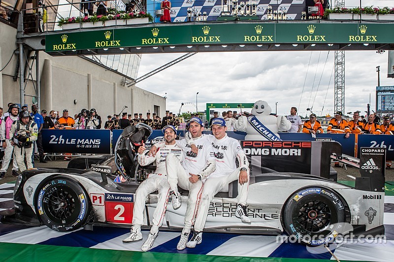 Les vainqueurs #2 Porsche Team Porsche 919 Hybrid: Romain Dumas, Neel Jani, Marc Lieb