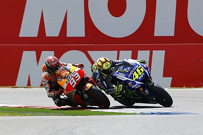 Dubbele curbstone in GT-bocht, Marquez en Rossi tevreden