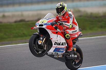 Iannone domina y Rossi mete miedo el primer día en Holanda