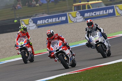 Dovizioso topt derde TT-training vol crashes