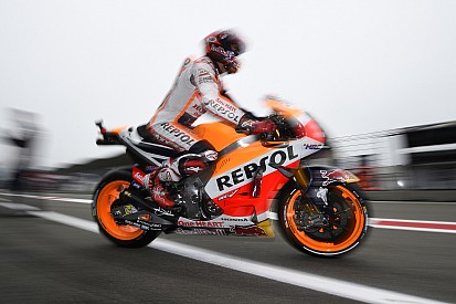 Marquez voor Rossi in crashrijke vierde training