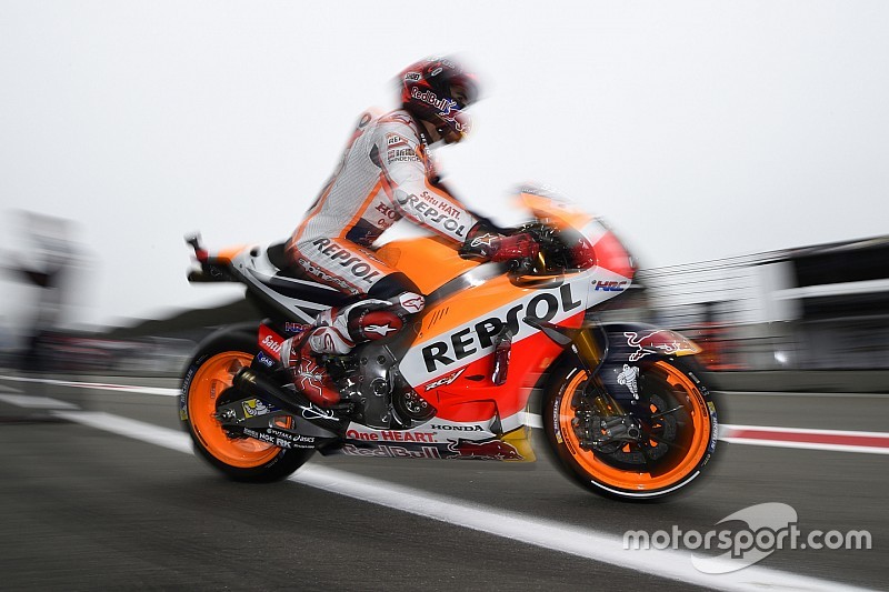 Marquez voor Rossi in crashrijke vierde training