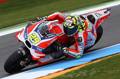 Assen, Warm-Up: doppietta Ducati, Marquez prova il "taglio"