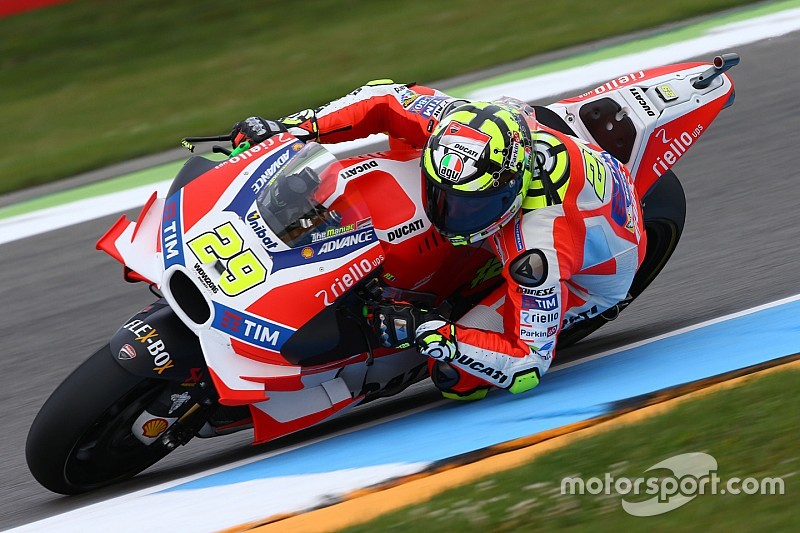 Assen, Warm-Up: doppietta Ducati, Marquez prova il "taglio"