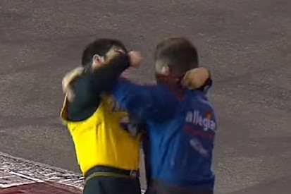 VÍDEO: Pilotos da NASCAR brigam e protagonizam cena pastelão