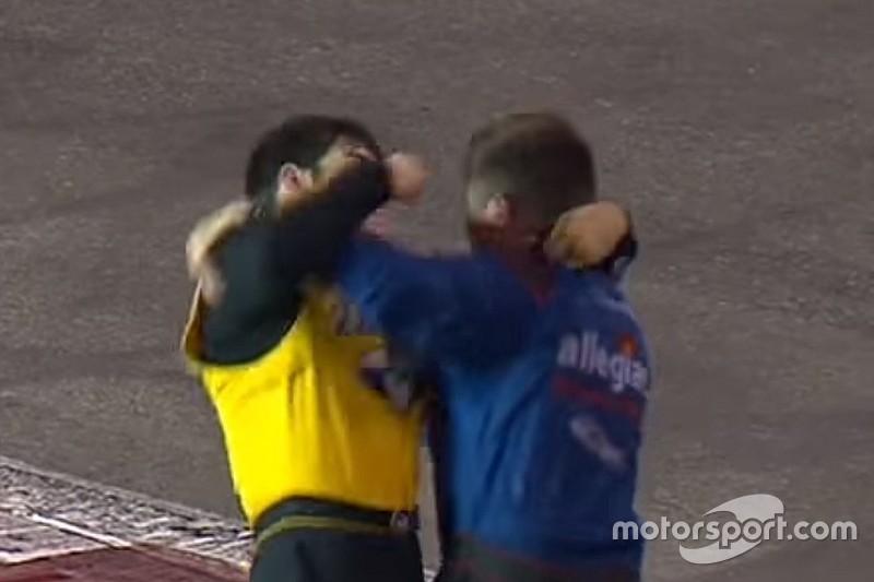 VÍDEO: Pilotos da NASCAR brigam e protagonizam cena pastelão
