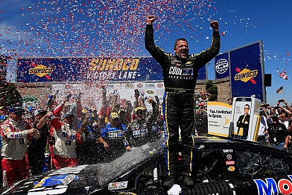 Tony Stewart ne baisse pas les bras et gagne à Sonoma