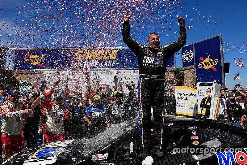 Tony Stewart ne baisse pas les bras et gagne à Sonoma