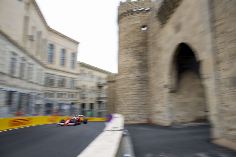 GP2: ilyen előzni és harcolni a brutálisan hosszú célegyenesben Azerbajdzsánban